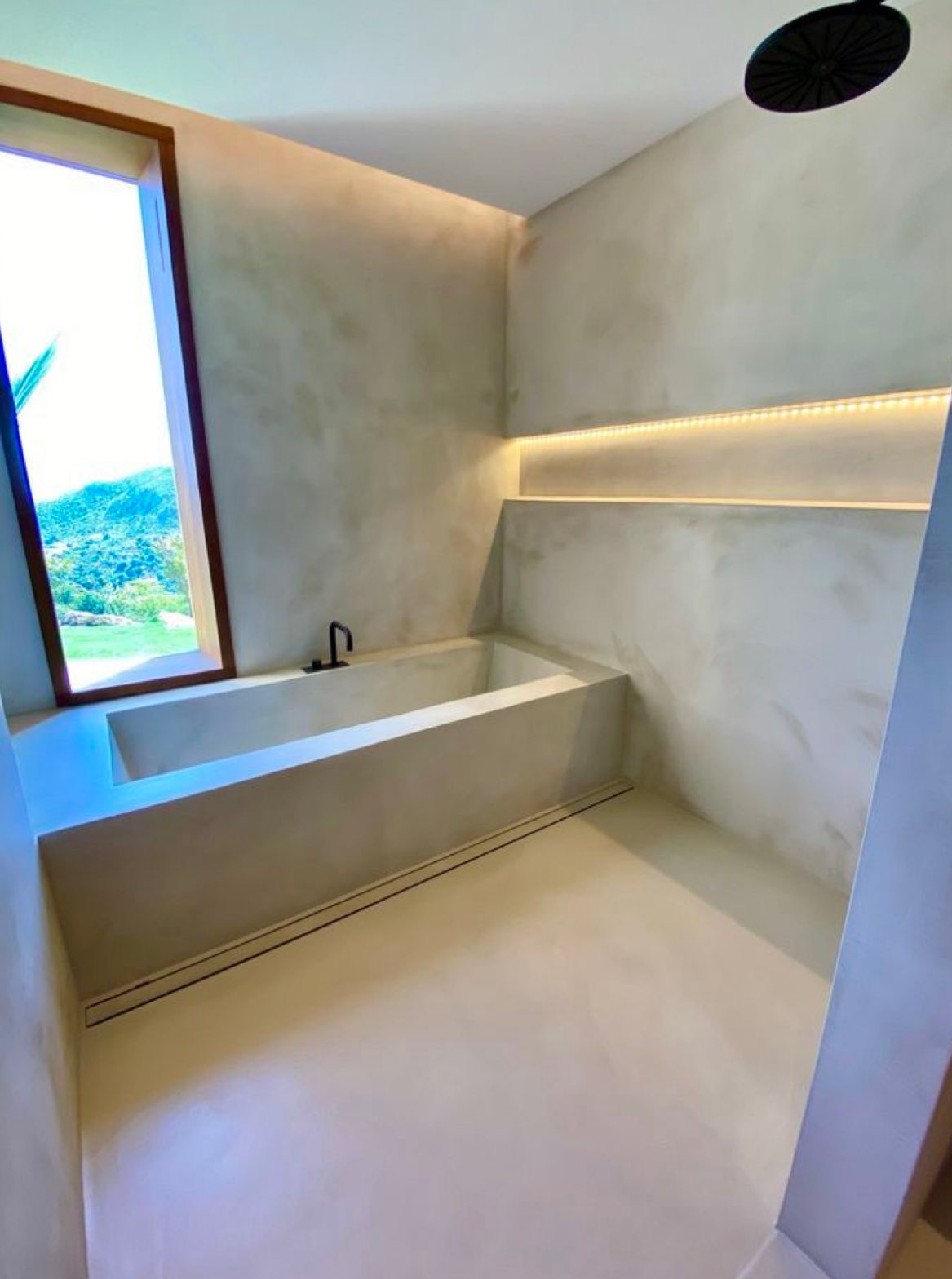 Baño moderno realizado con microcemento